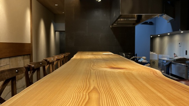 にかわ - 内観写真:伊勢檜　一枚板カウンター