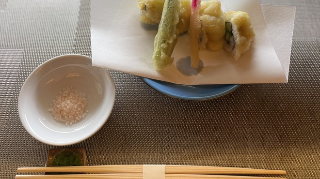 Tantara Nishino - 料理写真:アスパラを巻いたてんぷら、お塩でいただきます
