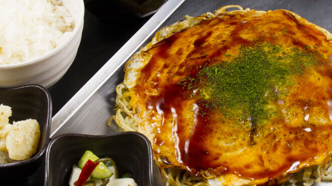 Hiroshima Okonomiyaki Hopukinsu - 料理写真:ボリュームたっぷりお好み焼き定食は800円（税込）