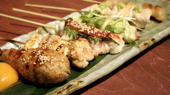 うまいもん焼 参 - 料理写真:串打ち、塩ふり、炭の組み方、つぎたしたれ、にこだわった焼き鳥。