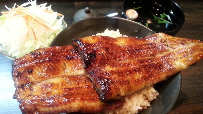 うなぎ 仙見 - 料理写真:仙見名物「はみだしうな丼」