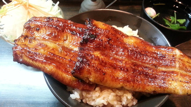 うなぎ 仙見 - 料理写真:名物はみ出しうな丼