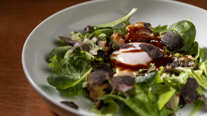 エルヴェ - 料理写真:帆立貝の温かいサラダ 黒トリュフと目玉焼き