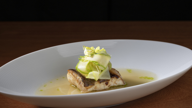 エルヴェ - 料理写真:ハタのポワレのスープ仕立て ミントオイル