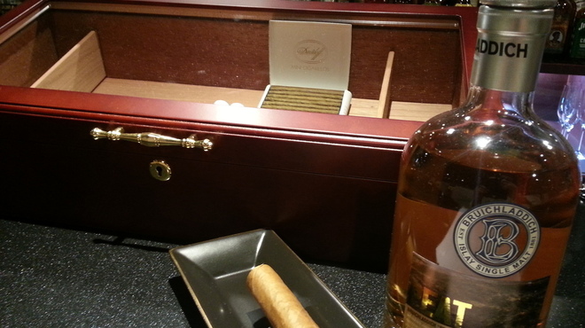 バー シェフテンダー - 内観写真:葉巻はキューバ産を中心に多数常備しております。