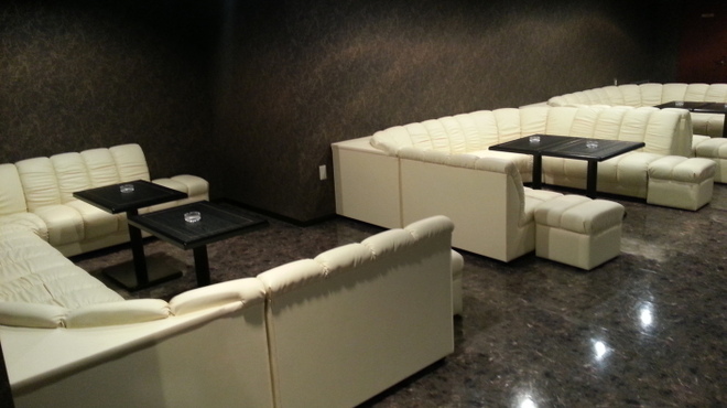 バー シェフテンダー - 内観写真:グループでも少人数でもゆったりとおくつろぎください。