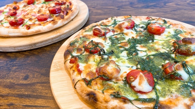 HaneCafe - 左:Hane披薩 右:番茄與大葉的青醬披薩