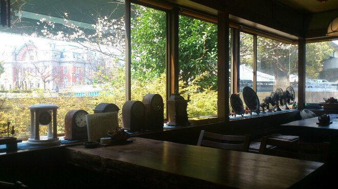 Shizuka - 内観写真:中之島公会堂を望むテーブル席
