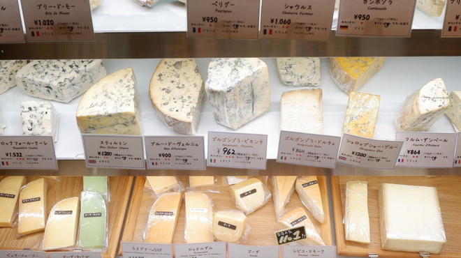 Cheese&cafe caprino - 内観写真:各国のチーズが並ぶショーケース