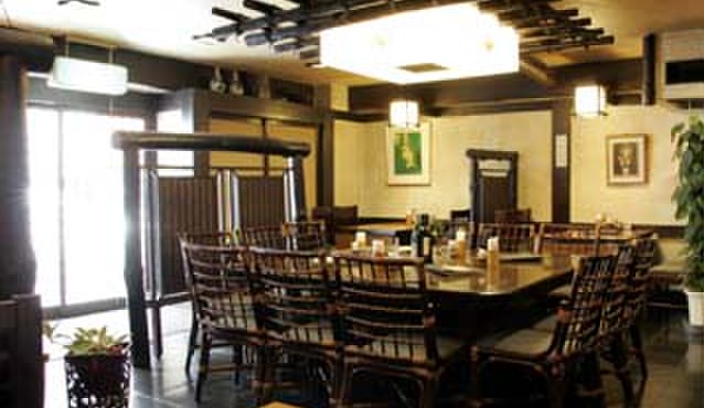 かき傳 - 内観写真:中央には大きなテーブルカウンター。テーブル席は３２名まで可。