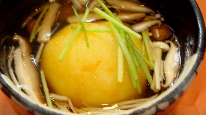 かき傳 - 料理写真:かき傳の看板商品のひとつ、じゃがまん。ジャガイモのまんじゅうの中からはコラーゲンが溶け出てきます。