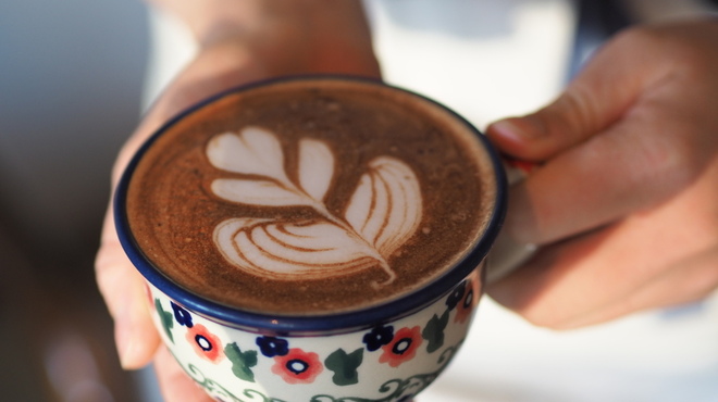 ヌンク ヌスク - ドリンク写真:一杯一杯丹精込めてご用意するカフェラテは、愛らしいカップとともに。