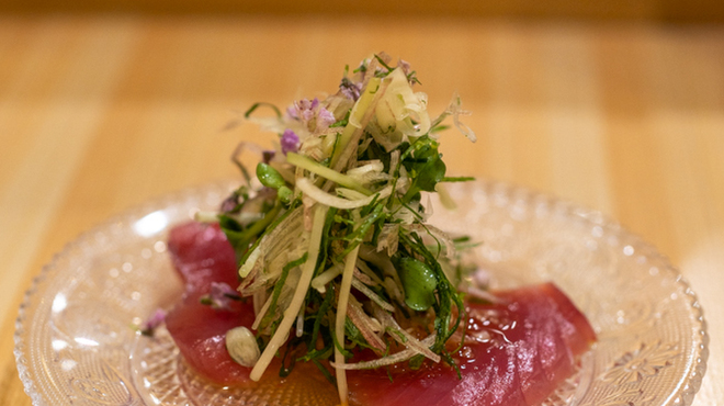 鮨　まつ本 - 料理写真:2022.8 鰹お造り 茗荷 カイワレ 玉葱ドレッシング