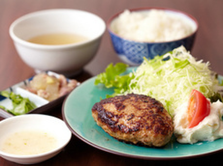 Shimagyuu - 料理写真:あぐーハンバーグ定食（ランチメニュー）：あぐーのミンチを使った、ジューシーで旨味たっぷりのハンバーグ