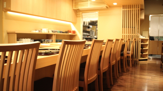 懐石料理 はし本 - 料理写真:真新しいカウンターで料理長の包丁さばきを見ながら