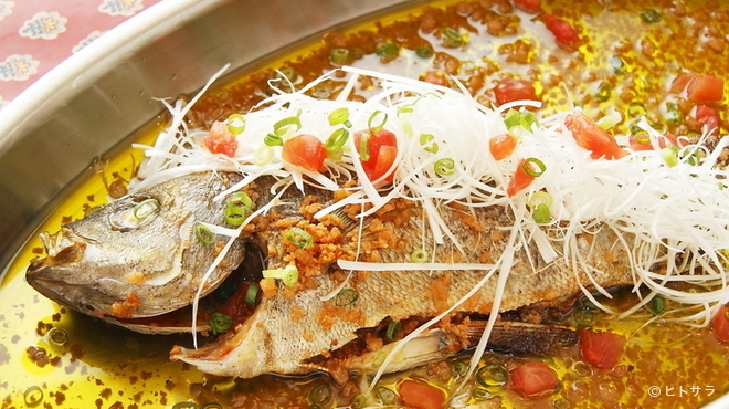 地中海食堂 タベタリーノ - 料理写真:ニンニクオイルが食欲をそそる『鮮魚のロースト』