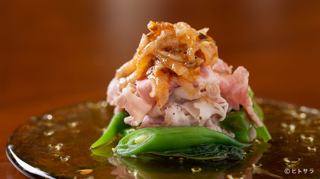 LA TIGRE - 料理写真:前菜コースの幕開けには季節感を添えた一皿を『岩中豚の冷しゃぶ仕立て』