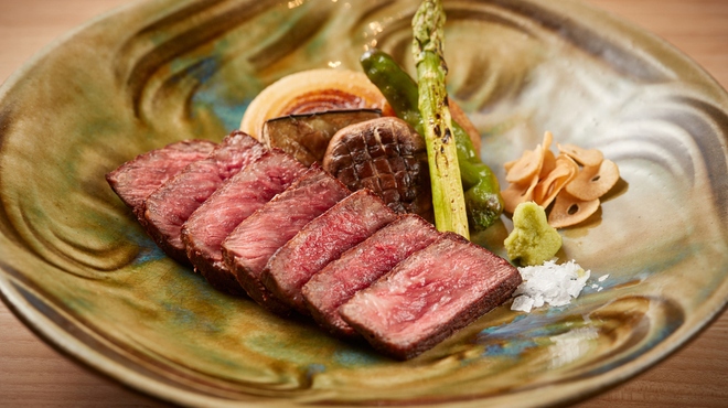 ホホバレ - 料理写真:低温調理と炭火で焼き上げる“究極のクリスピー焼き“