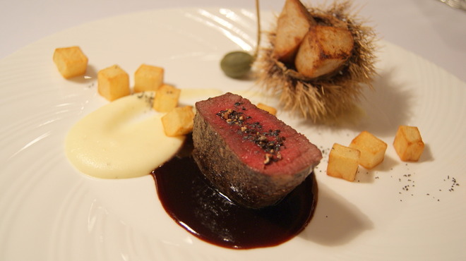 ヘイゼル・グラウスマナー - 料理写真:蝦夷鹿肉のロティ ポワブラードソース