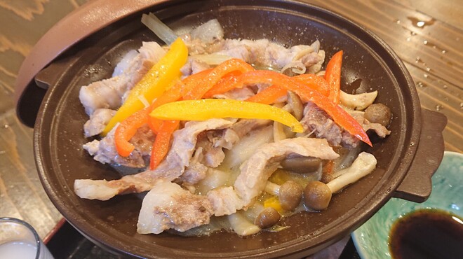 奄美大島料理 かめ - 料理写真:希少な島豚「あかりんとん」奄美は豚です。