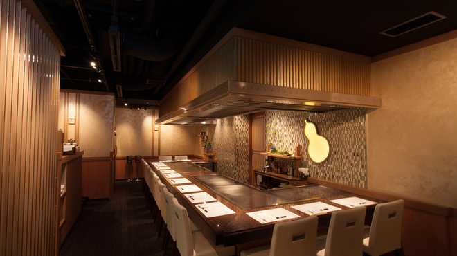 ぷれじでんと千房 オー・エム・ホテル日航ビル店 - 内観写真:14席のカウンター席