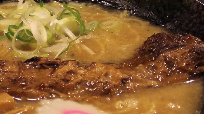 花丸軒 - 料理写真:--- ≪ 花丸軒名物 トロコツ一本のせ ≫ --- は精肉店直営ならではの自慢の一杯！『トロコツ』とは、ブタのアバラについている軟骨のことで、ブタ一頭からわずかしかとれないたいへん貴重なものです。トロコツの中の白い部分は脂ではなく、『 コラーゲン 』 や 『 カルシウム 』 がたっぷり含まれていて、心とお肌に