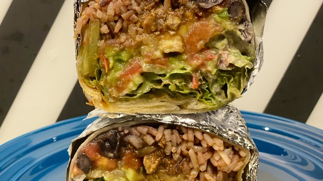 MOONRISE KINGDOM - 料理写真:チキンブリトー+ワカモーレトッピング