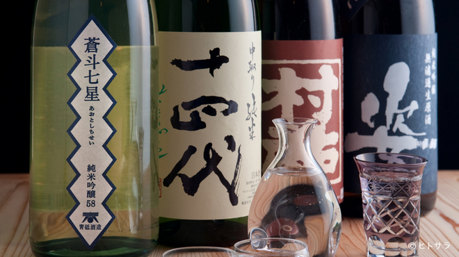 Meguro Nihonshu Baru Ito - ドリンク写真:日本酒は常時80種類以上取揃え〜