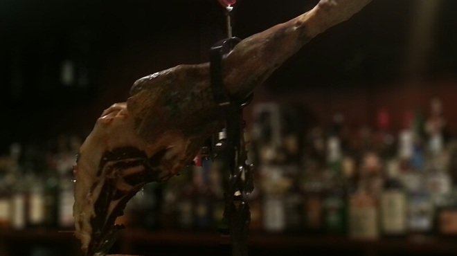 バー シェフテンダー - 料理写真:《スペインの至宝★ハモン・イベリコ》最も薫り高く、最も美しく、そして考えうる限りの高級感あふれるハモンイベリコは、地球上で最も価値のある生ハムと考えられます。当店はベジョータ(どんぐり育ち）をご用意しております。