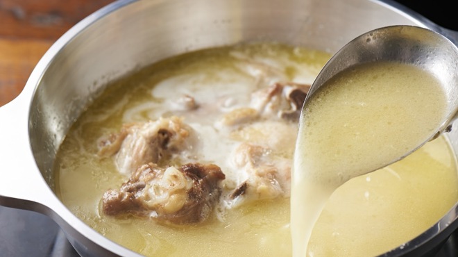 丸鶏料理と濃厚水炊き鍋 鳥肌 - メイン写真: