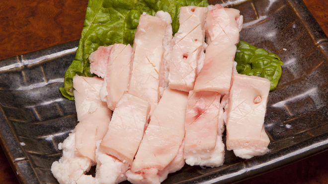 焼肉 白雲台 - 料理写真:【とろコリコリ】　市場にはあまり出回っていない脂つきの心臓の大動脈。通常のものよりも厚みがありやわらかいです。店長一番のおすすめですので一度お試しください。