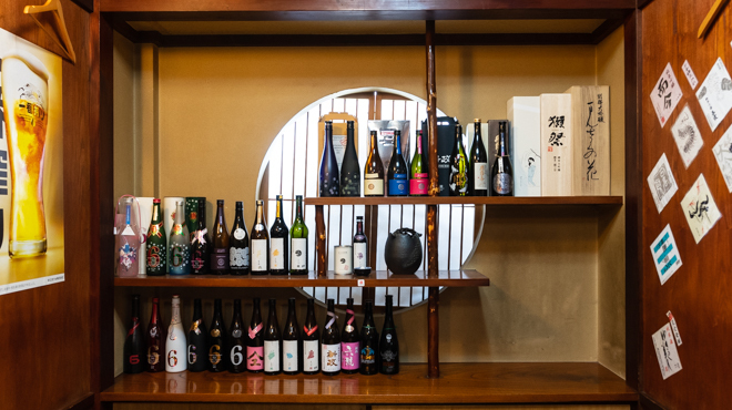 大衆酒場　匠 - ドリンク写真:お酒棚（プレミアム地酒など色々あります!）