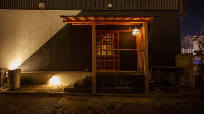 春吉くじら - 外観写真:看板のない川側にある隠れ家