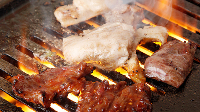 Ganso Chikaraniku Miyoshi - 料理写真:ロースターで焼くのが【元祖力肉　みよ志】のスタイル。カウンター席にもロースターが用意され、ジュウジュウと焼く香りと音を楽しめます。