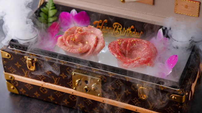 Ushio To - 料理写真:フルール『本物のルイヴィトンを使用した玉手箱』お祝いに最適お肉の盛り合わせ。フルール頼まれた方は優先的に半個室にご案内致します