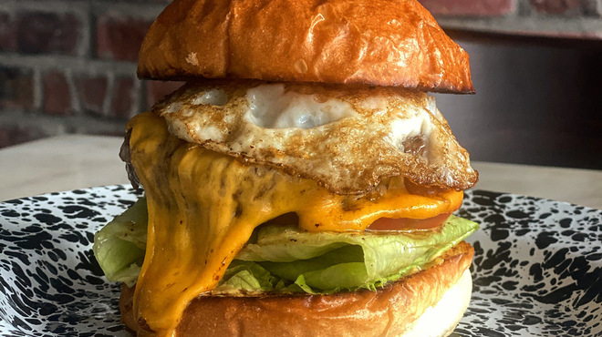 SUNDAY - 料理写真:旨味照り焼きエッグチーズバーガー