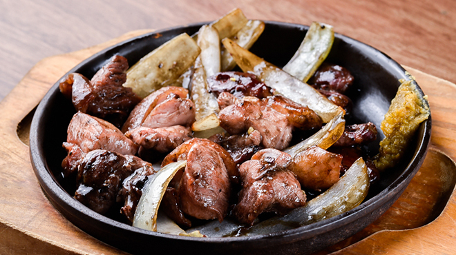 Genkigaderu Izakaya Yodareya - メイン写真:地鶏の炭焼き風