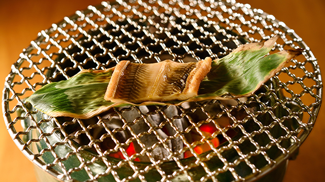 Sushi Isshin - メイン写真:穴子を炭であぶる