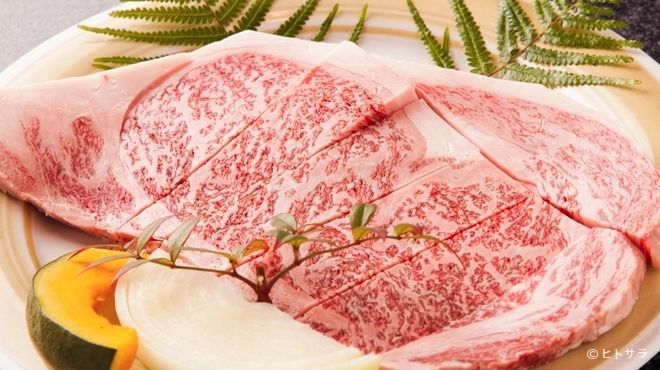 Yakiniku Toraji - 料理写真:島根和牛の一枚肉で提供されます『特選ロース』