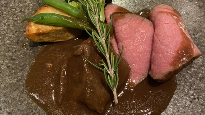 ビストロプティパリ - 料理写真:お肉料理です