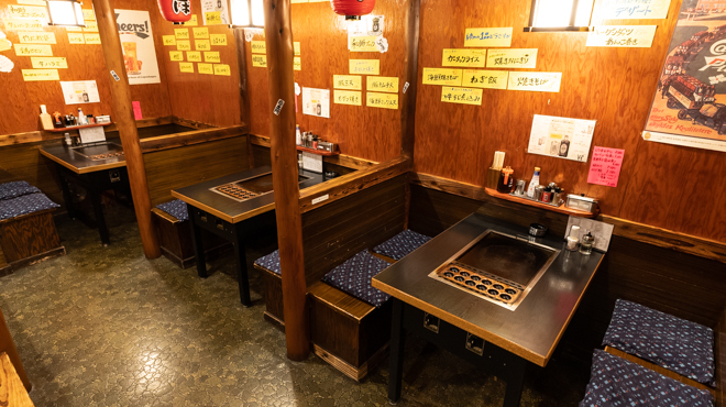 Wasuke - メイン写真:テーブル席にはタコ焼き機があります。