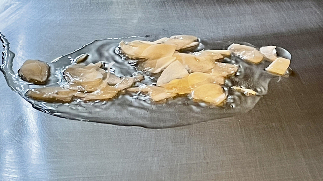 素敵亭 - 料理写真:ガーリックチップから炒め始めます。