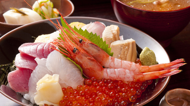 Echizen Kani No Bou - 料理写真:旬の海鮮ちらし丼（一例です）