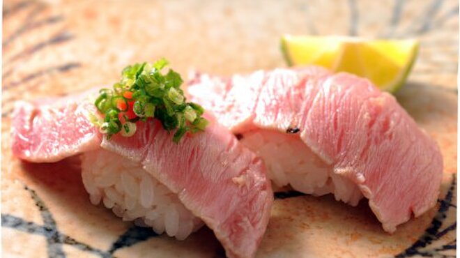 Kamesushi - 料理写真:本マグロのトロをさっと炙って。塩かポン酢で、その旨味を存分にどうぞ。