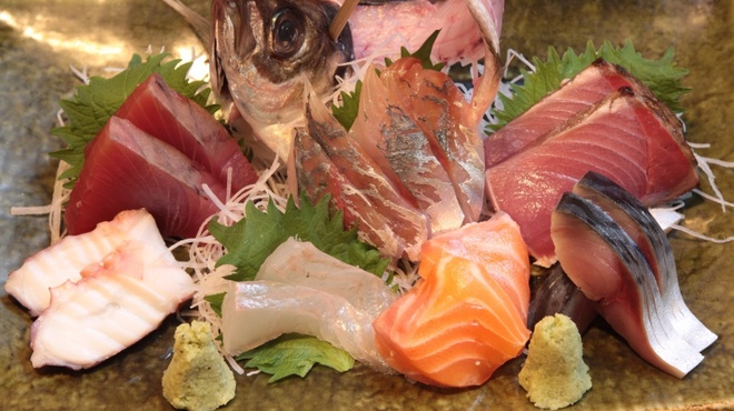 Uomasa Mune - 料理写真:刺身の盛り合わせは鮮度バツグン！