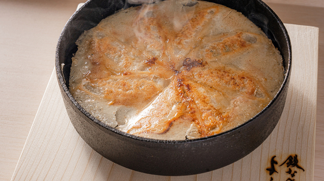 鉄なべ餃子 よし田 - メイン写真: