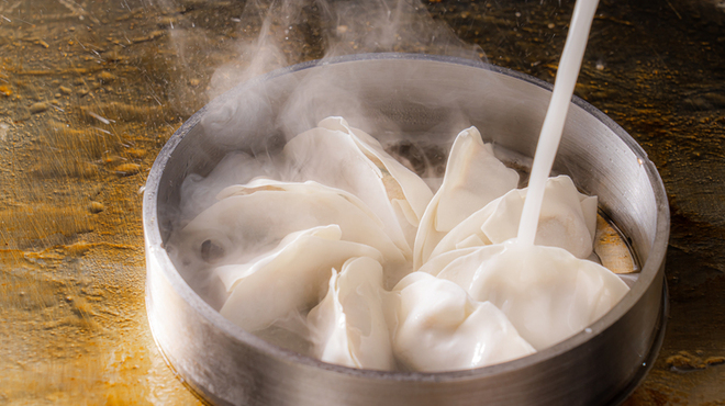 鉄なべ餃子 よし田 - メイン写真: