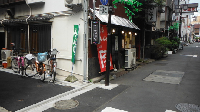 Asakusa Monja Teppan Daikichi - 外観写真:雷門通りからすしや通りに入ってすぐ右、食通街にあります