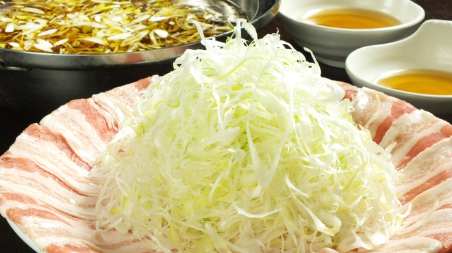 ぶあいそ - 料理写真:「博多葱しゃぶ【黒豚】」北海道産黒豚とたっぷりの葱を、アゴ（トビウオ）で取ったお出汁で♪