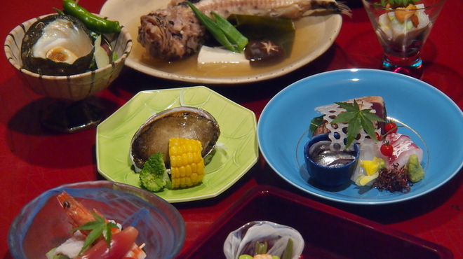 旬庵 あ茶ら - 料理写真:『鮑・おこぜコース　8,400円』旬の食材をたっぷり使用した鮑とおこぜ両方楽しめる贅沢コースです。お祝い事や大切なご会食にぴったりです。